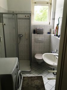 Airbnb bathroom (Large)